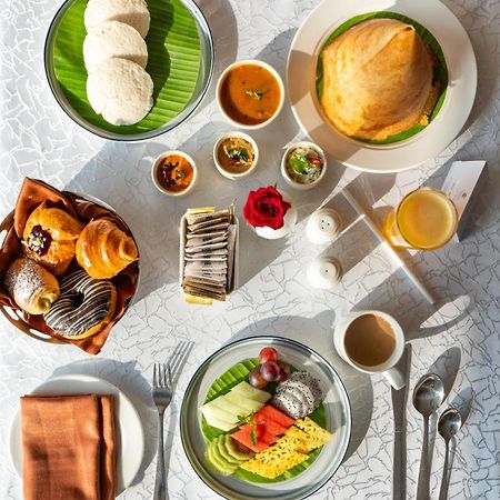 Hyatt Place Gurgaon Udyog Vihar Bagian luar foto A typical vegetarian meal served on board