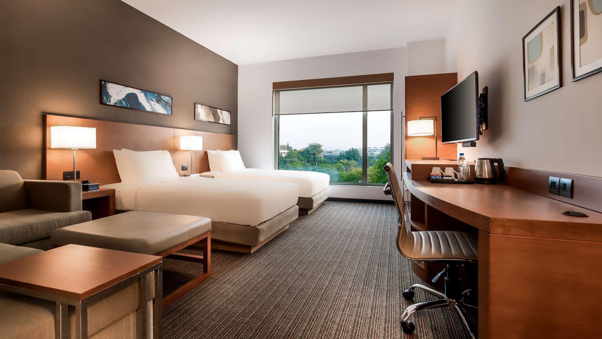 Hyatt Place Gurgaon Udyog Vihar Bagian luar foto A typical guest room at an IHG hotel