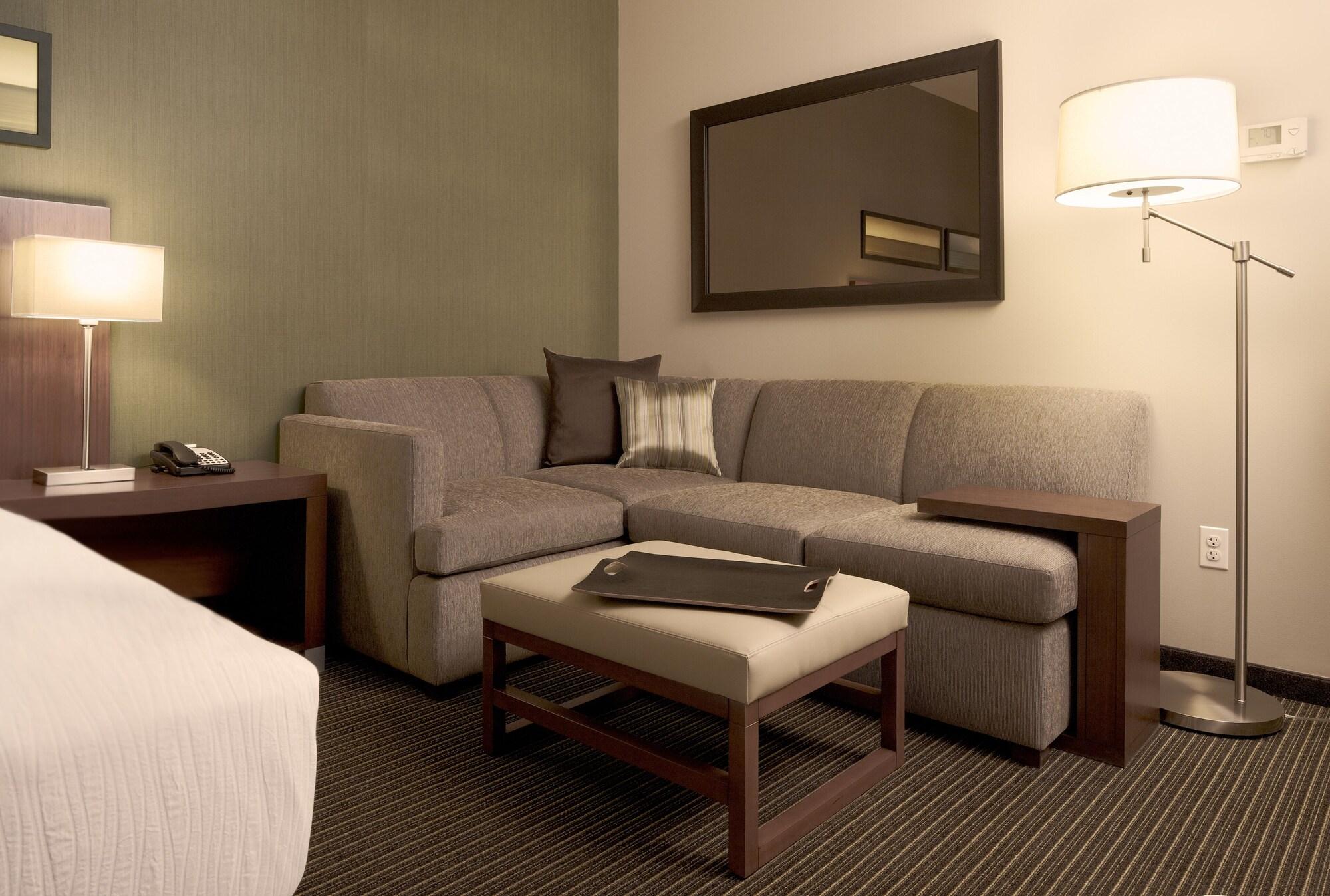 Hyatt Place Gurgaon Udyog Vihar Bagian luar foto A living room in a typical hotel room