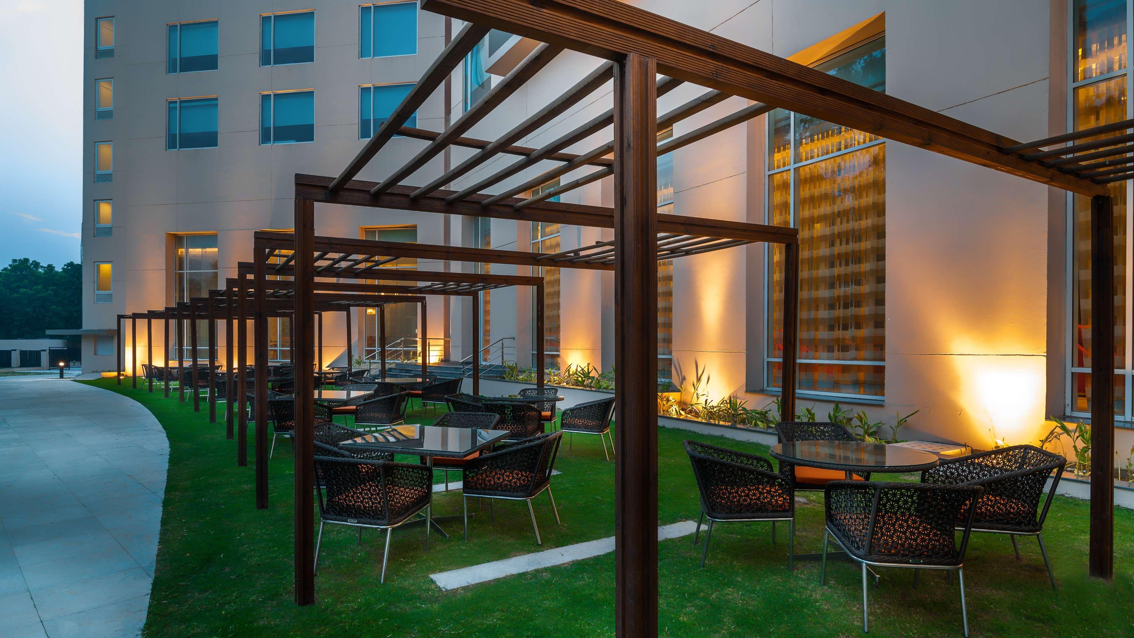 Hyatt Place Gurgaon Udyog Vihar Bagian luar foto The hotel's garden