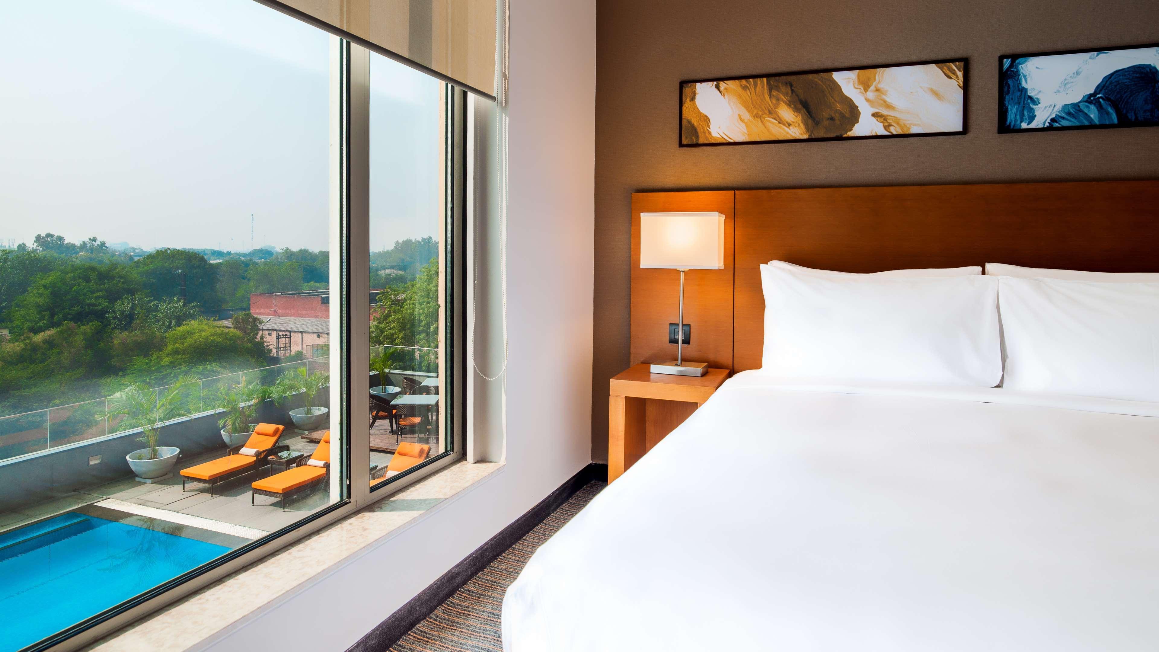 Hyatt Place Gurgaon Udyog Vihar Bagian luar foto A guest room at the hotel
