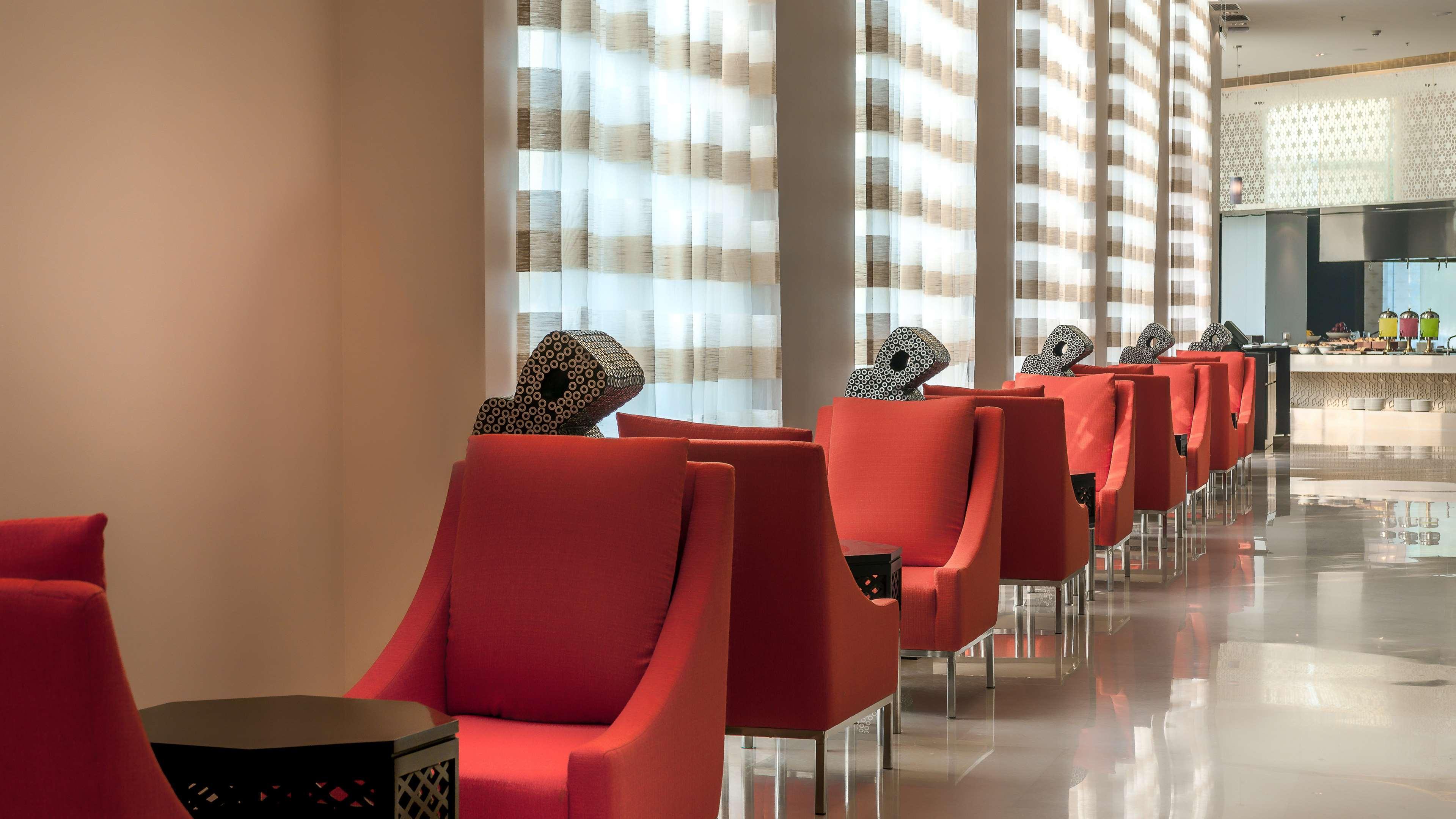 Hyatt Place Gurgaon Udyog Vihar Bagian luar foto The lounge at the airport