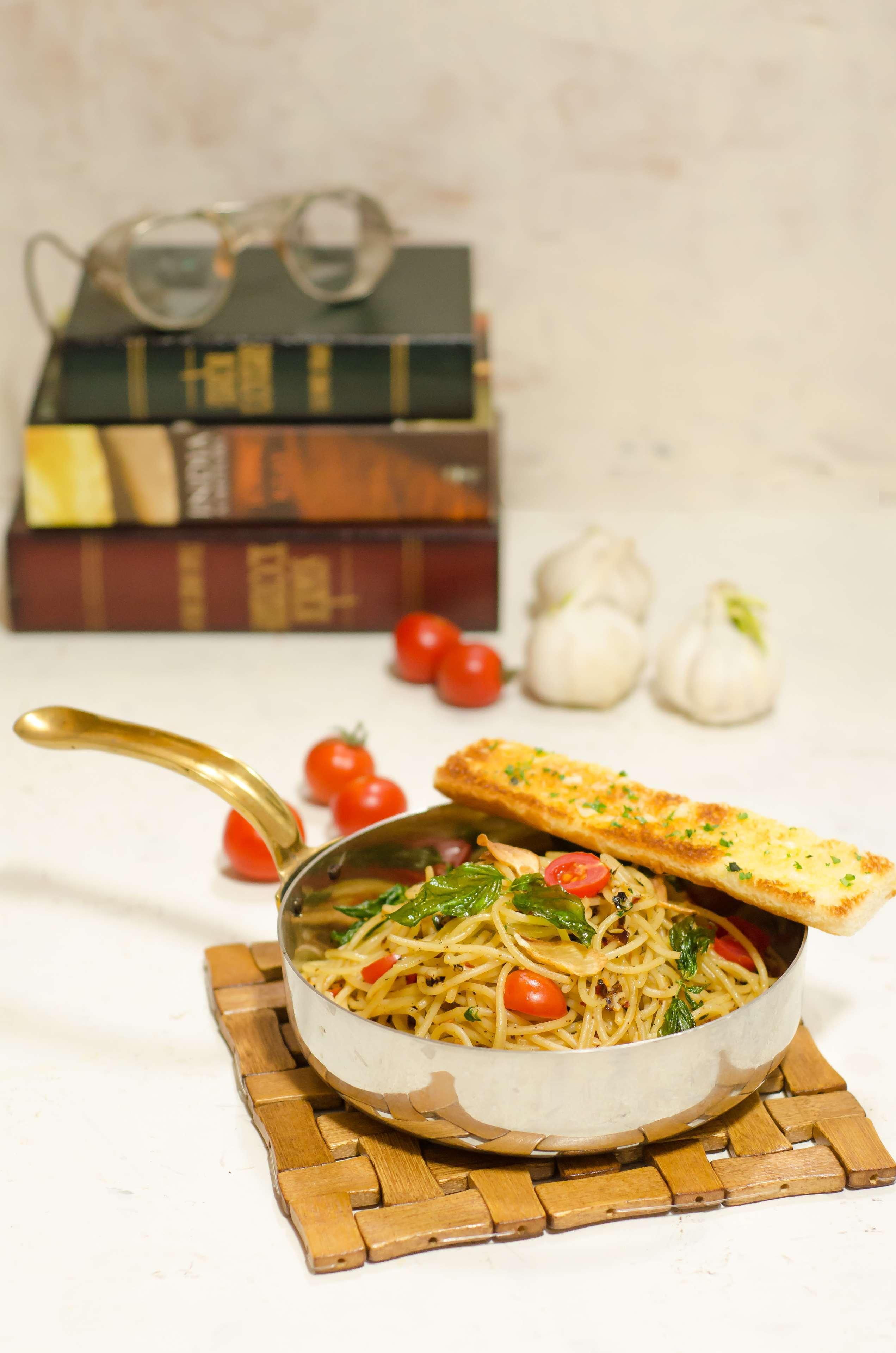 Hyatt Place Gurgaon Udyog Vihar Bagian luar foto Garlic bread with pasta