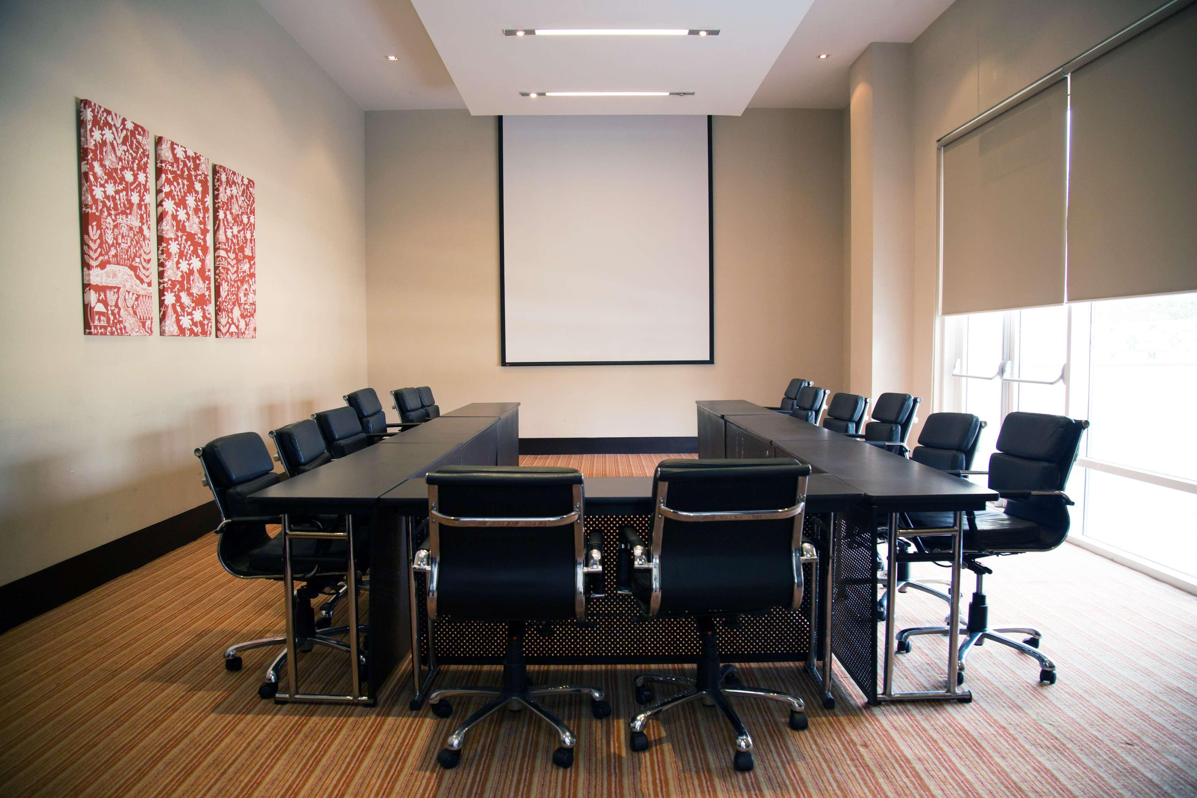 Hyatt Place Gurgaon Udyog Vihar Bagian luar foto A meeting room