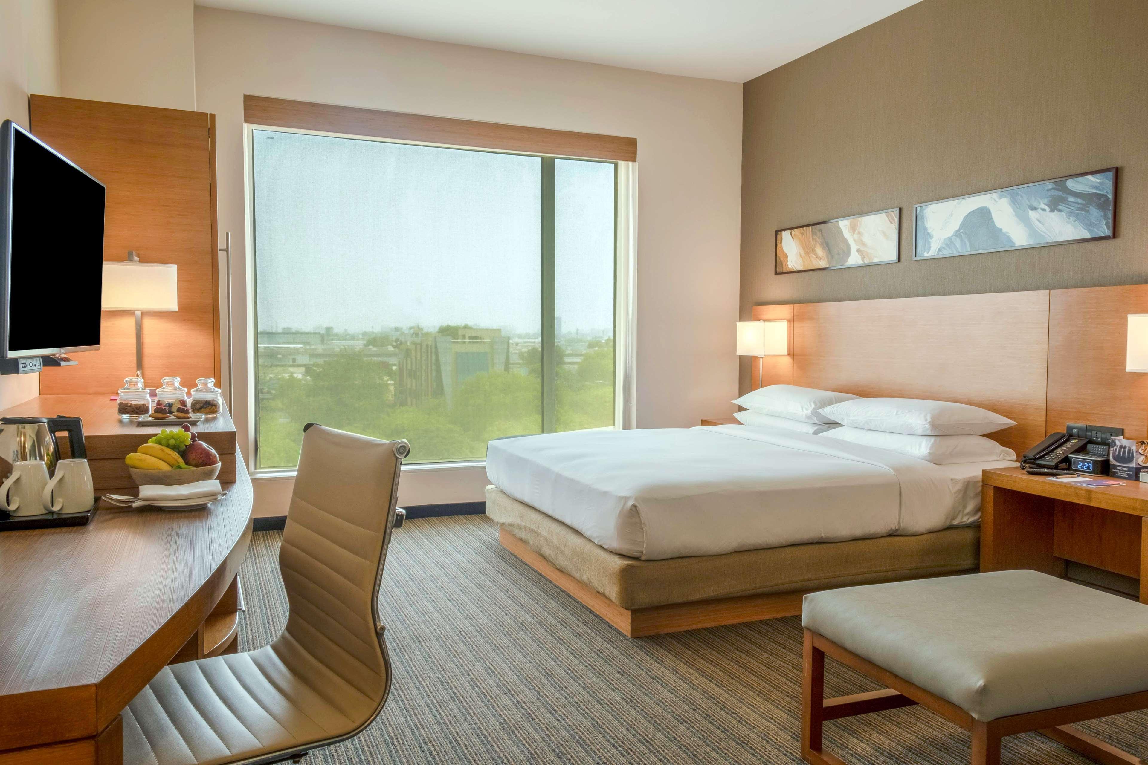 Hyatt Place Gurgaon Udyog Vihar Bagian luar foto A guest room at the Hilton San Diego Bayfront