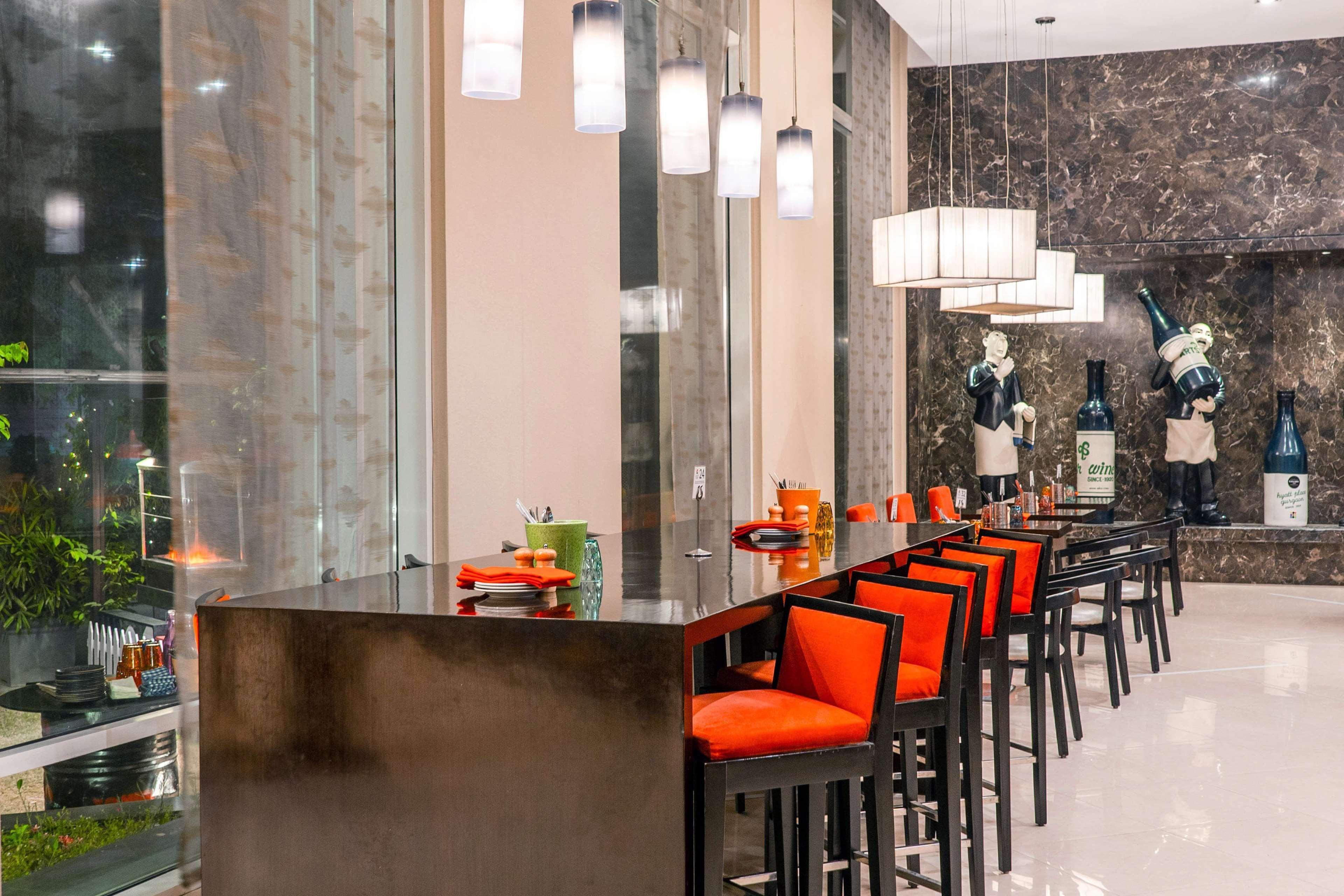 Hyatt Place Gurgaon Udyog Vihar Bagian luar foto The bar at the lobby