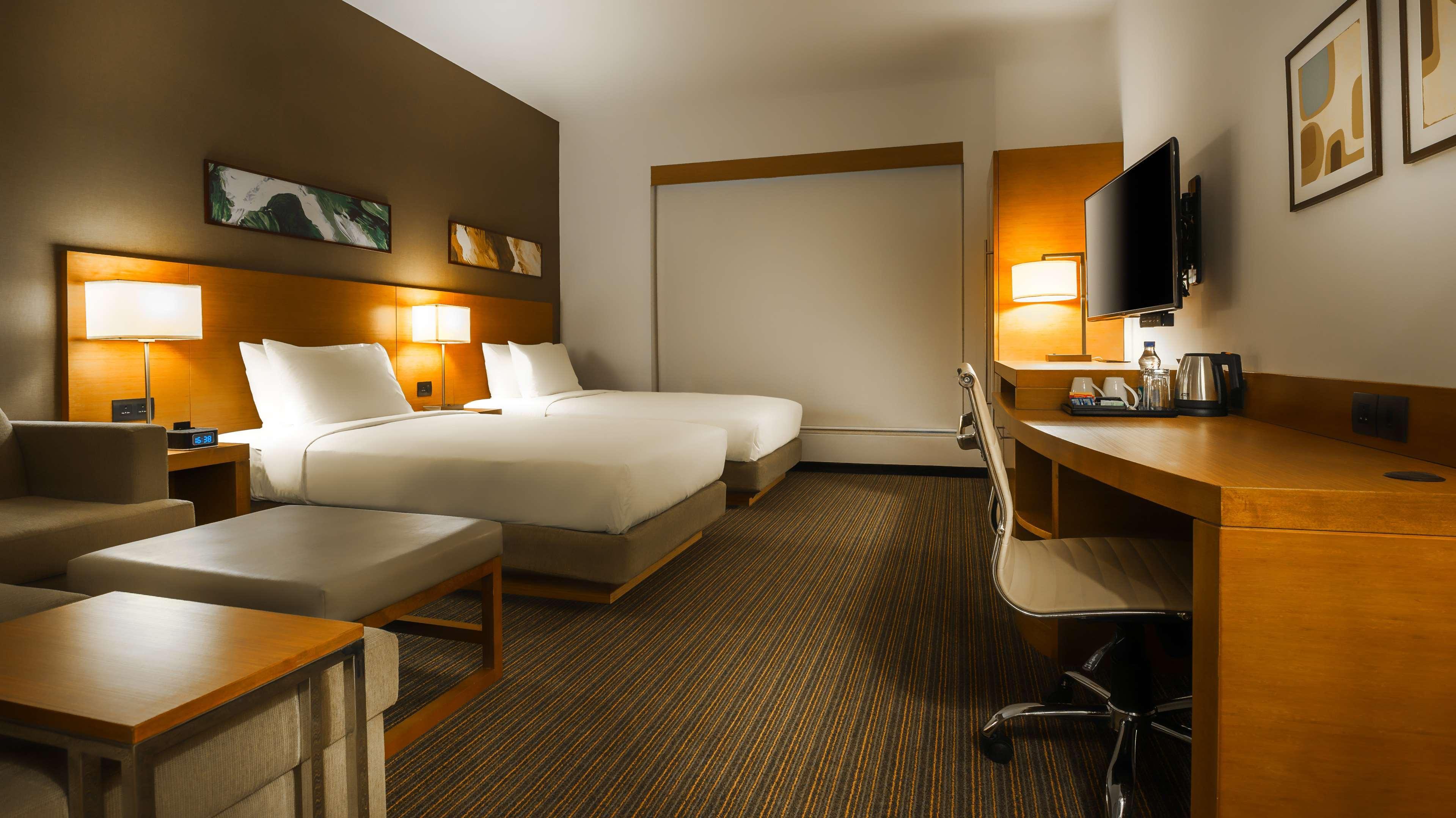 Hyatt Place Gurgaon Udyog Vihar Bagian luar foto A typical room at the Holiday Inn Express