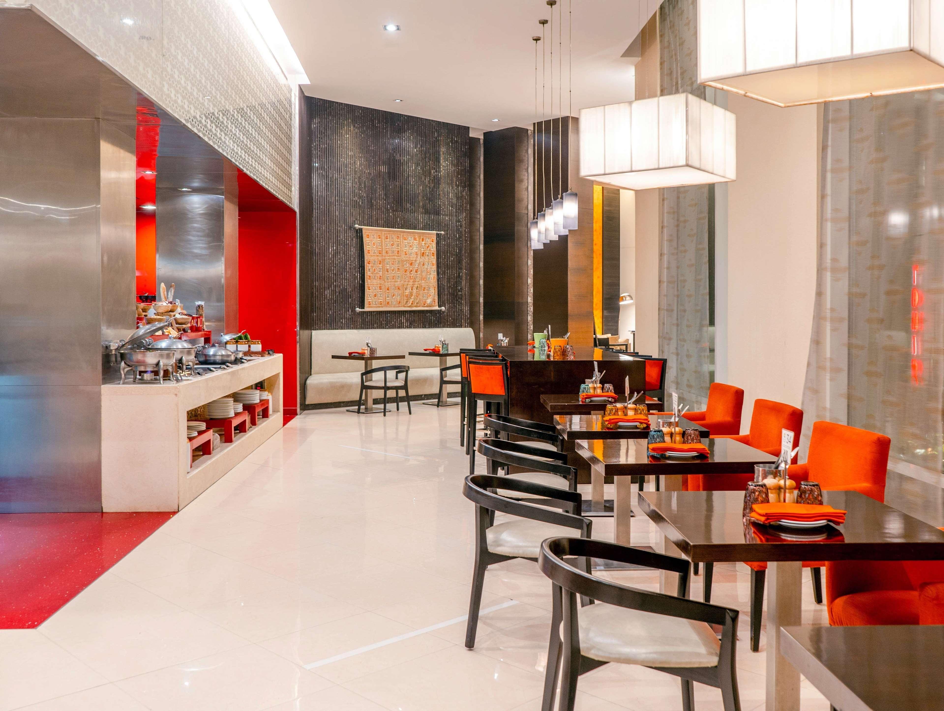 Hyatt Place Gurgaon Udyog Vihar Bagian luar foto The restaurant at the hotel