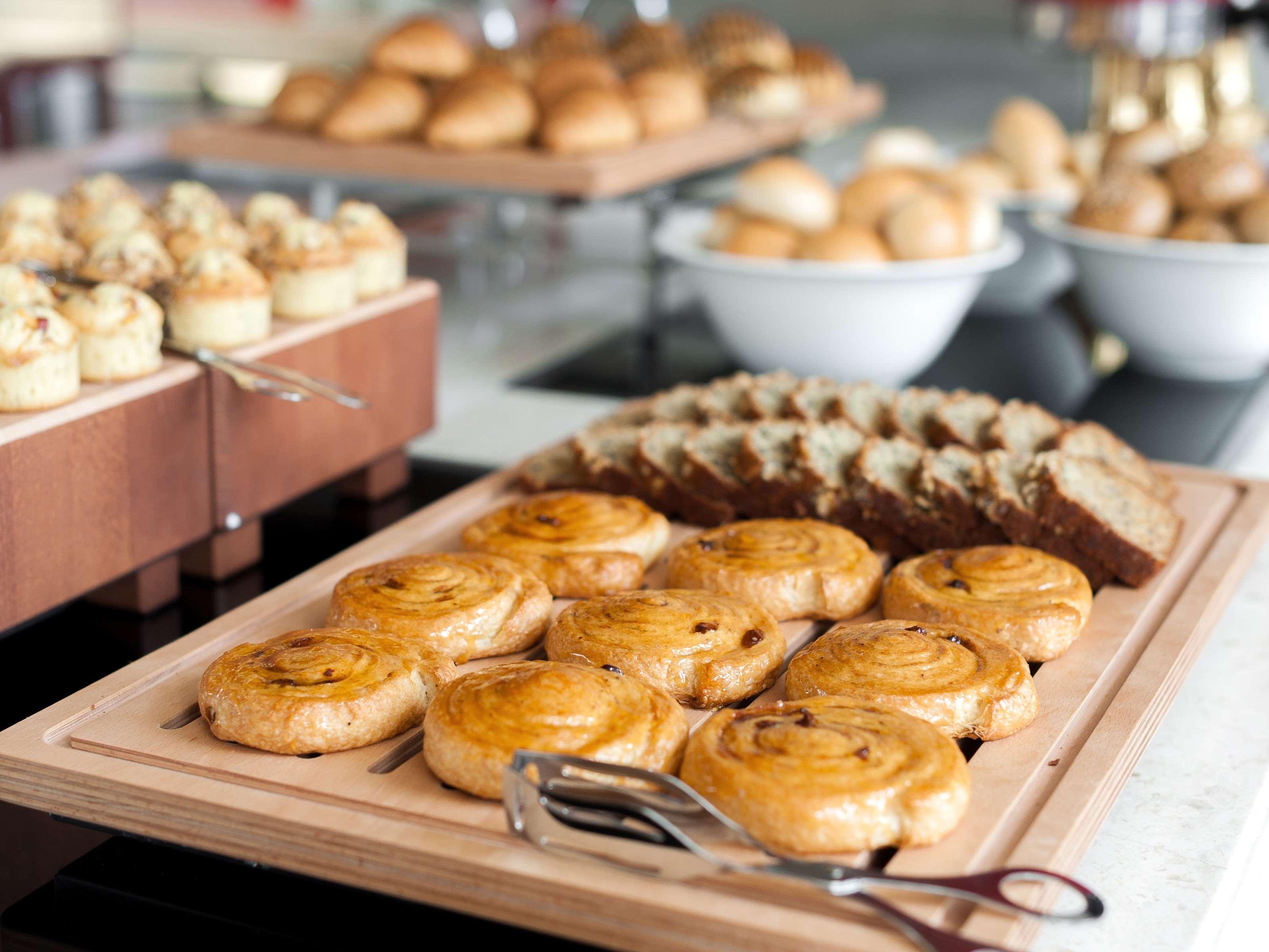 Hyatt Place Gurgaon Udyog Vihar Bagian luar foto A selection of pastries