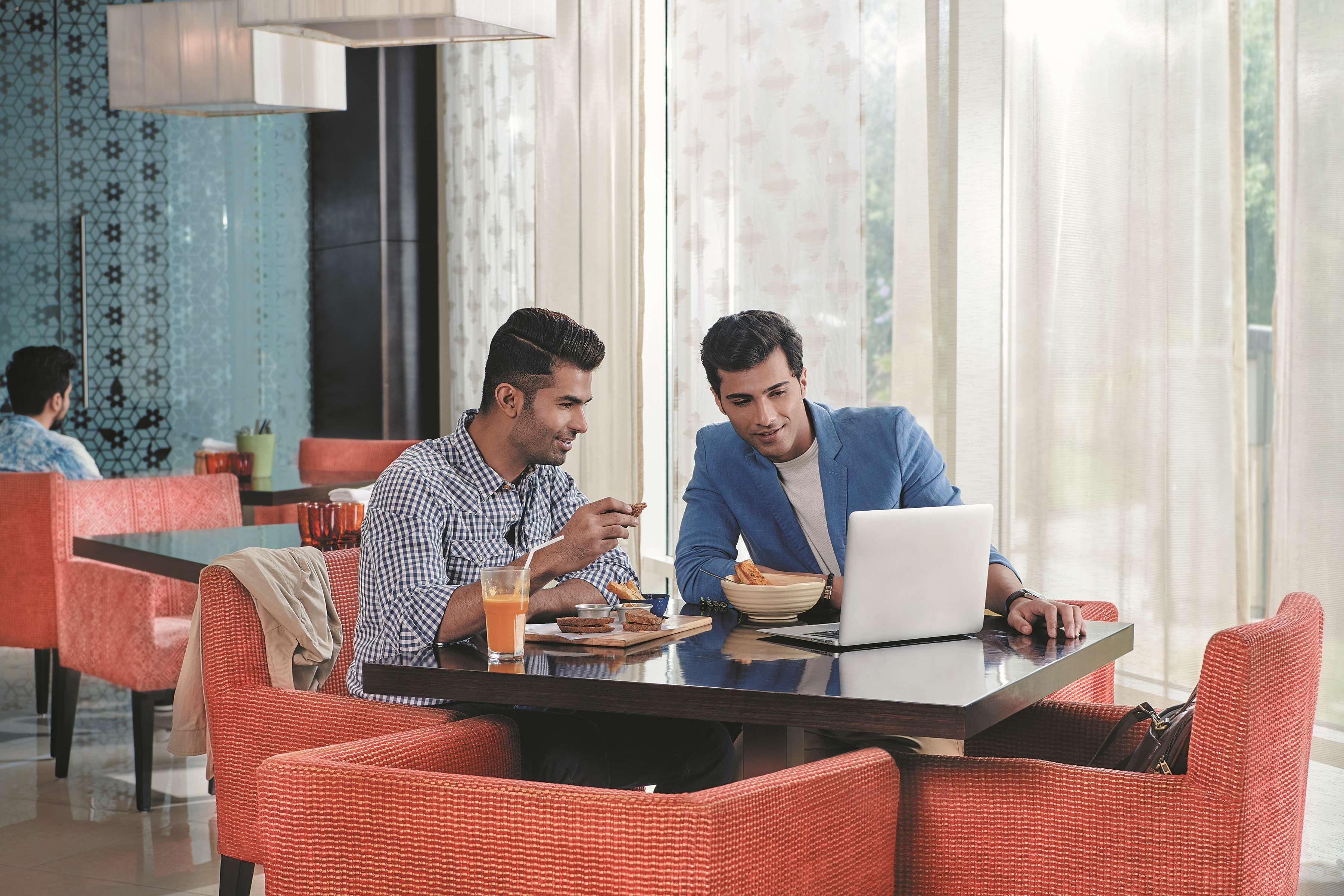 Hyatt Place Gurgaon Udyog Vihar Bagian luar foto The Lounge at Mumbai International Airport