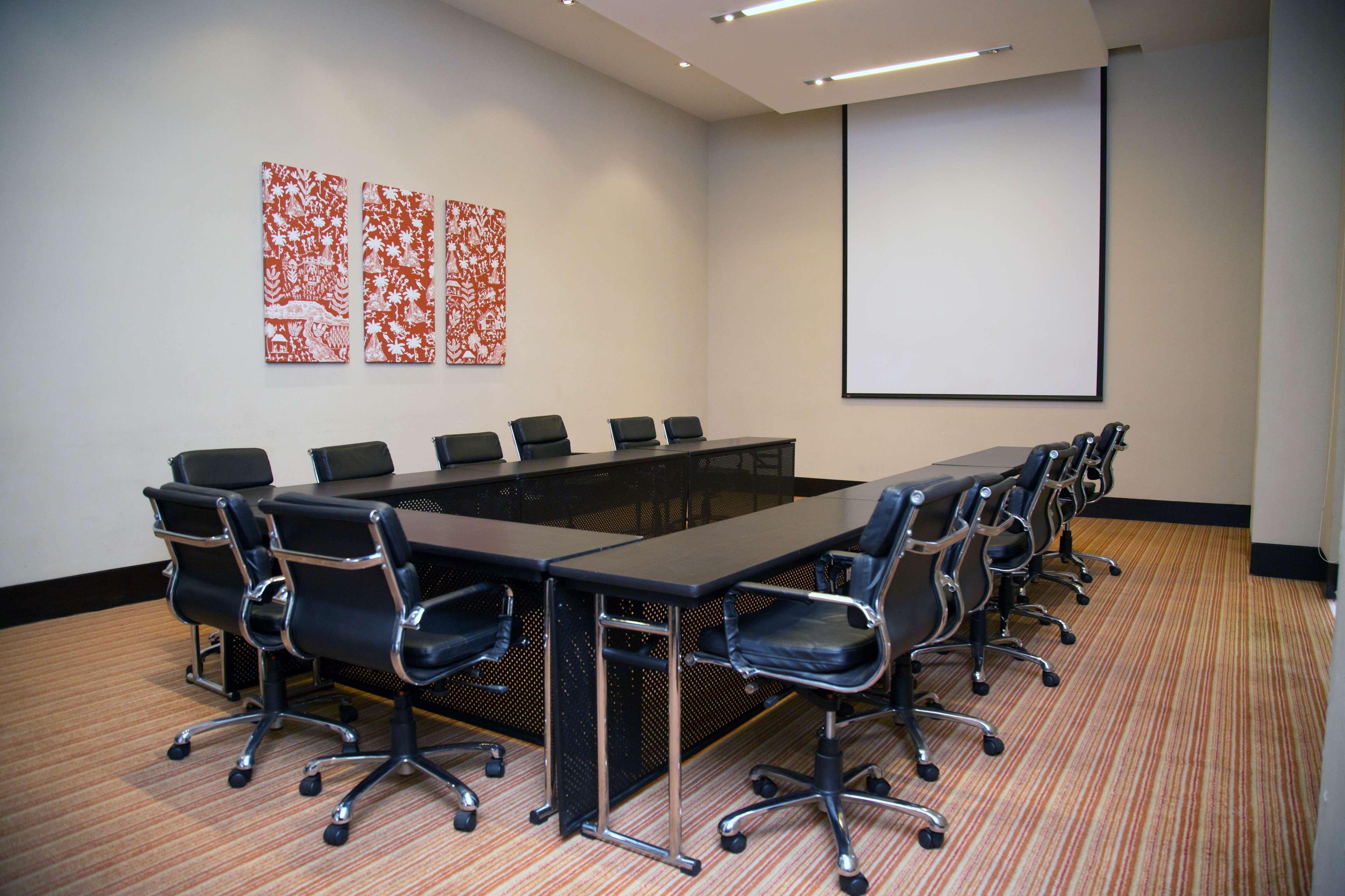 Hyatt Place Gurgaon Udyog Vihar Bagian luar foto A projection screen in a meeting room