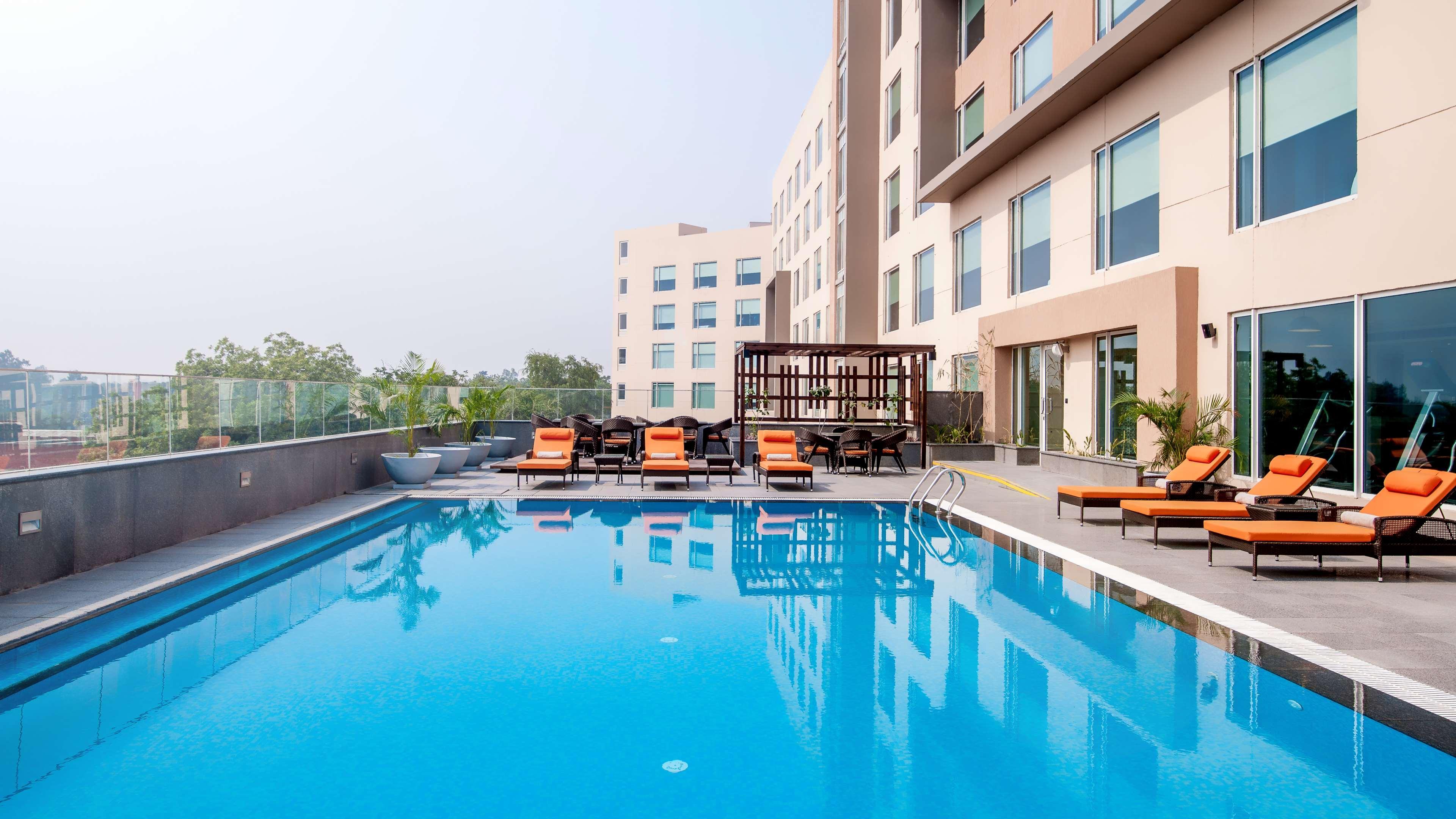 Hyatt Place Gurgaon Udyog Vihar Bagian luar foto Pool at the hotel
