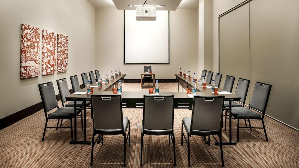 Hyatt Place Gurgaon Udyog Vihar Bagian luar foto A meeting room at a hotel