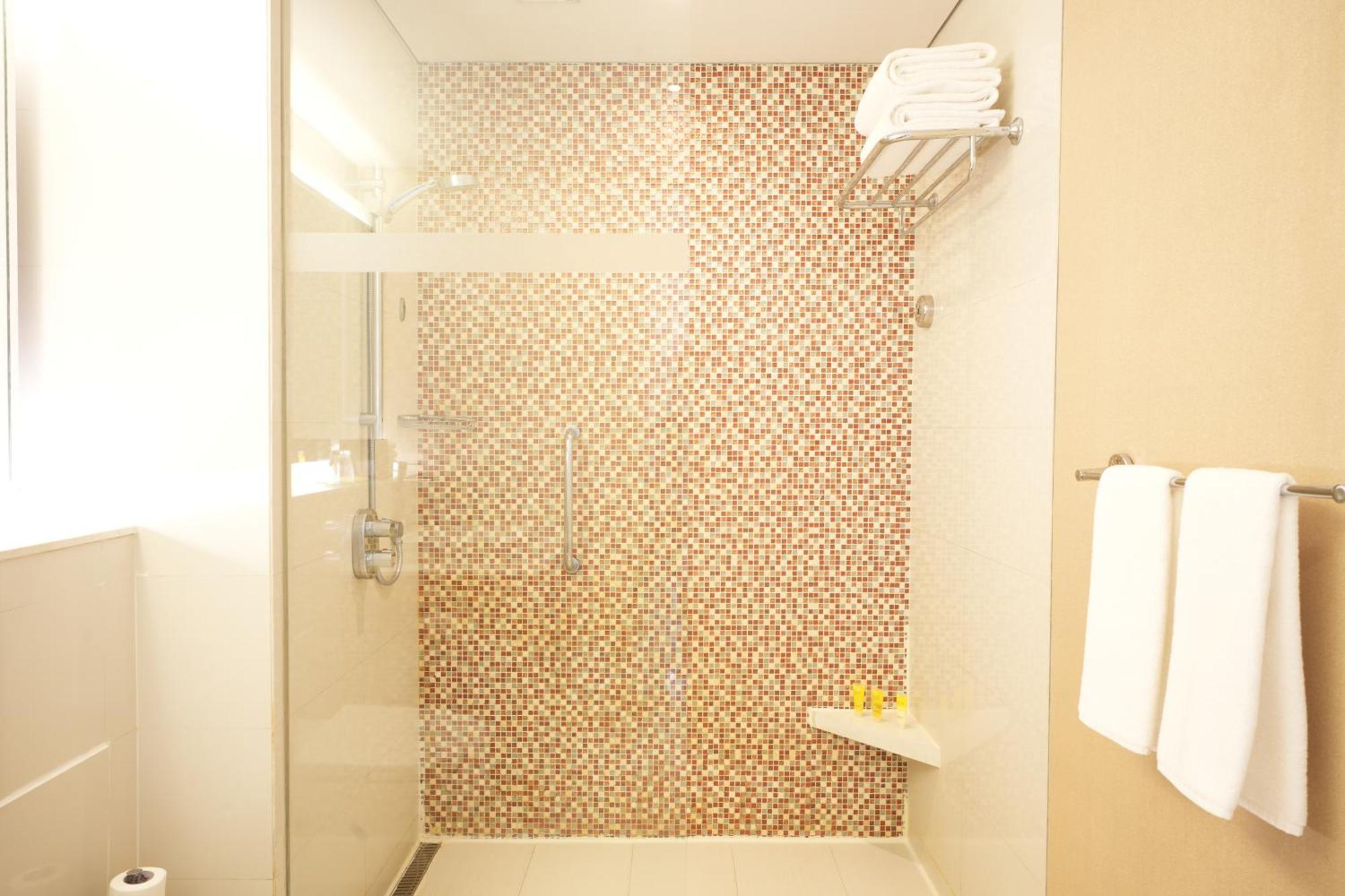 Hyatt Place Gurgaon Udyog Vihar Bagian luar foto A shower with a fixed shower head