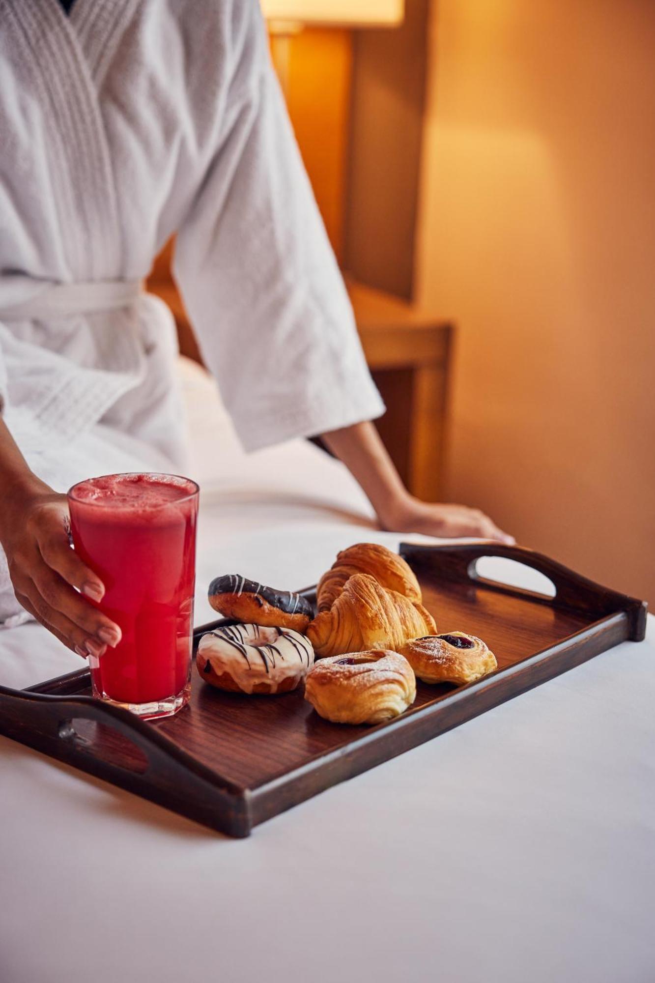 Hyatt Place Gurgaon Udyog Vihar Bagian luar foto Room service