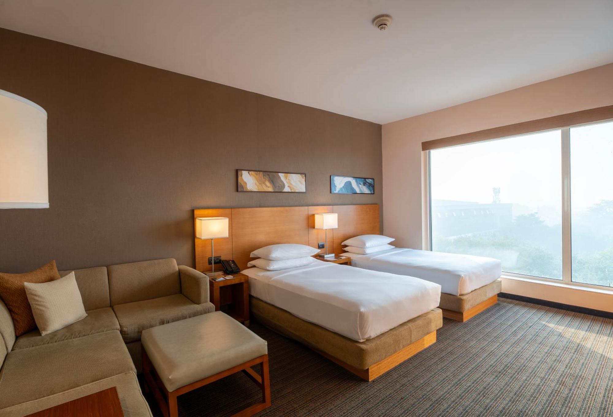 Hyatt Place Gurgaon Udyog Vihar Bagian luar foto Deluxe Room