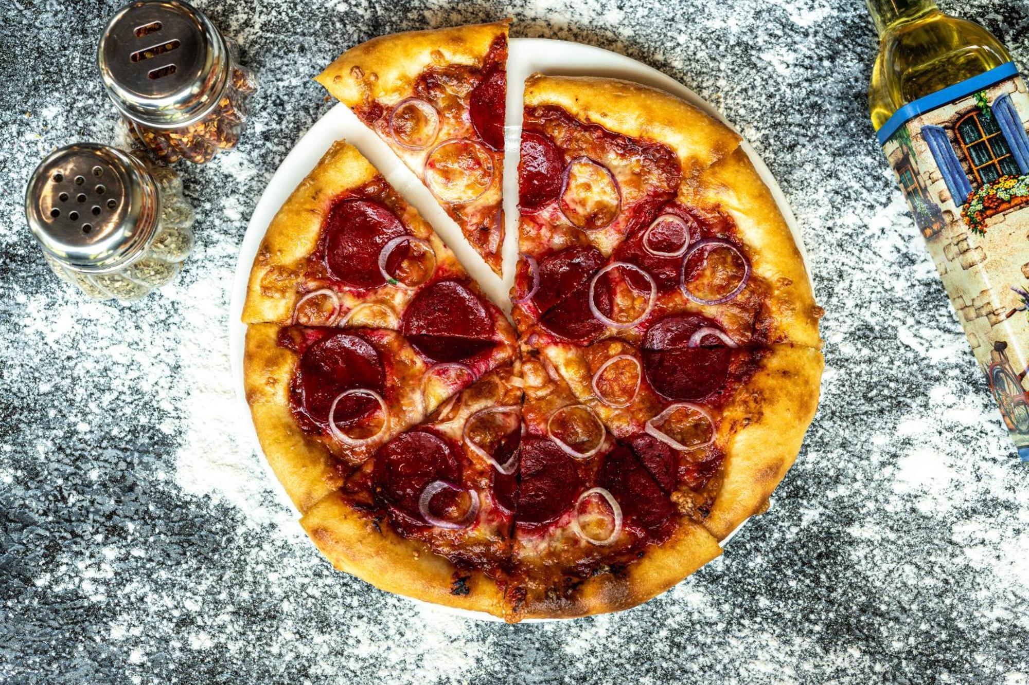 Hyatt Place Gurgaon Udyog Vihar Bagian luar foto A pepperoni pizza